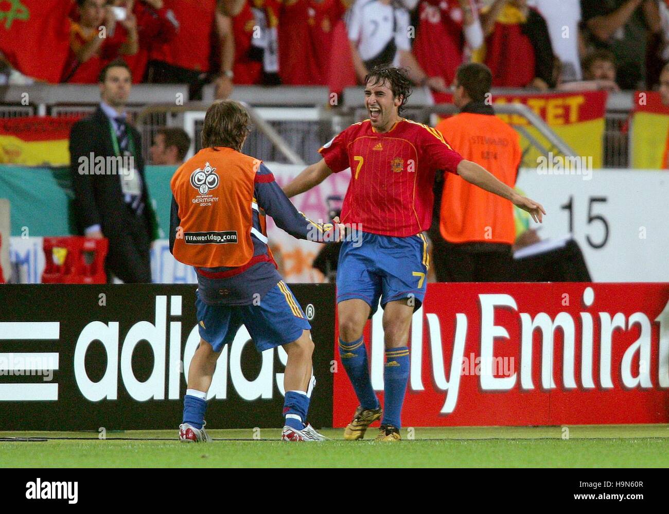 RAUL CELEBRA IL TRAGUARDO SPAGNA V TUNISIA WORLD CUP STADIUM STUTGART Germania 19 giugno 2006 Foto Stock