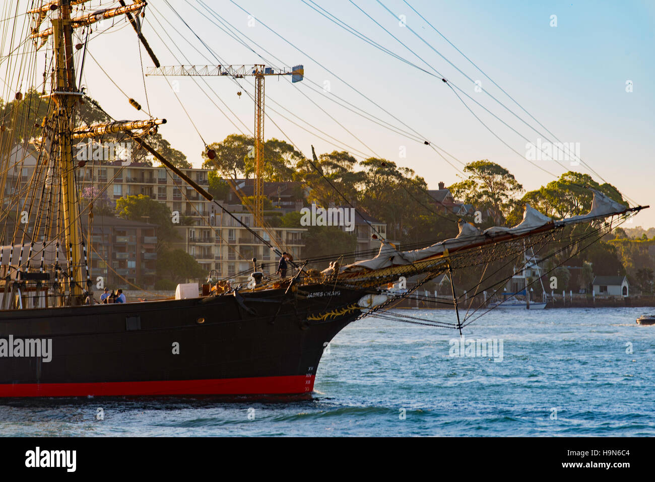 Sydneys Tall Ship, il James Craig scivola passato Barangaroo promontorio nel porto di Sydney per alcuni twilight vela Foto Stock