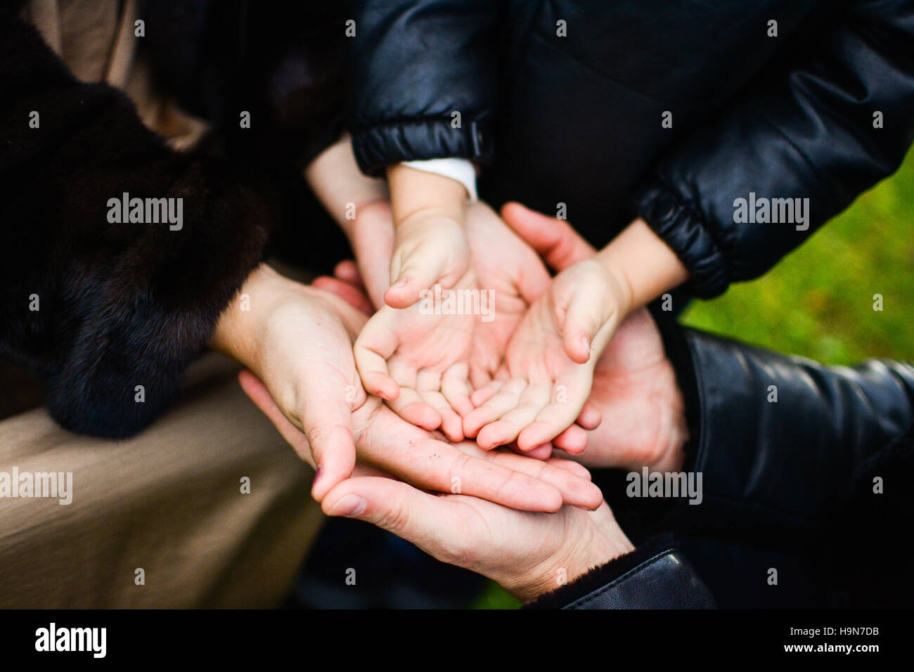 Azienda familiare le loro mani insieme Foto Stock