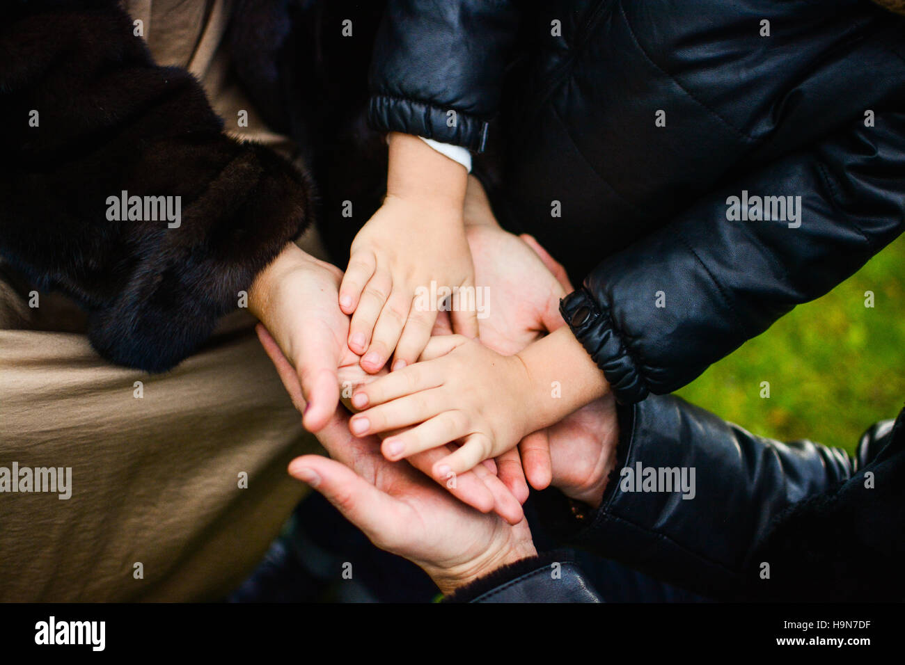 Azienda familiare le loro mani insieme Foto Stock