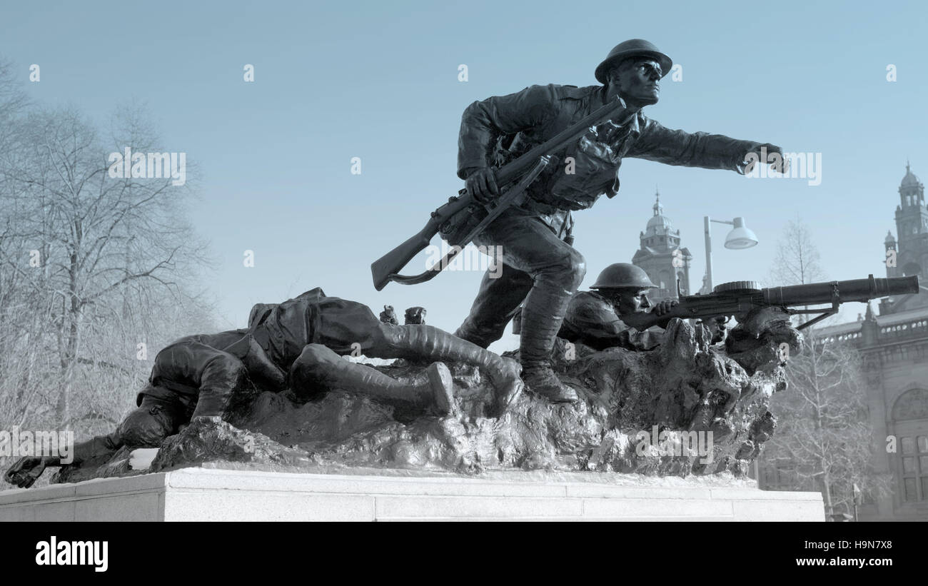 Il Cameronians (scozzese fucili) War Memorial sorge sull'angolo sudoccidentale di Kelvingrove Park, vicino a Kelvingrove Art Gallery Foto Stock