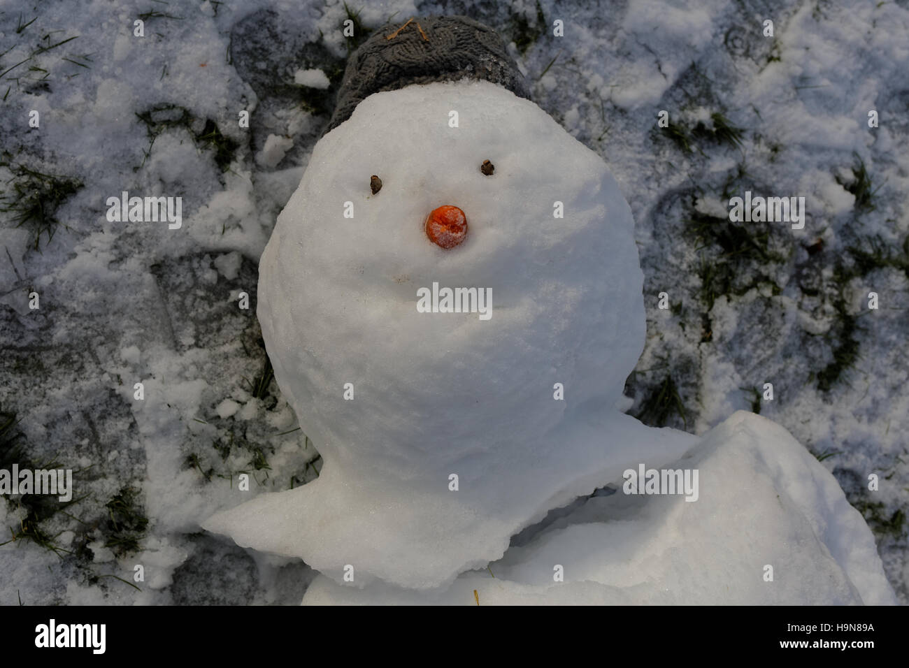 Pupazzo di neve classica con hat sciarpa e carota naso bianco natale Foto Stock