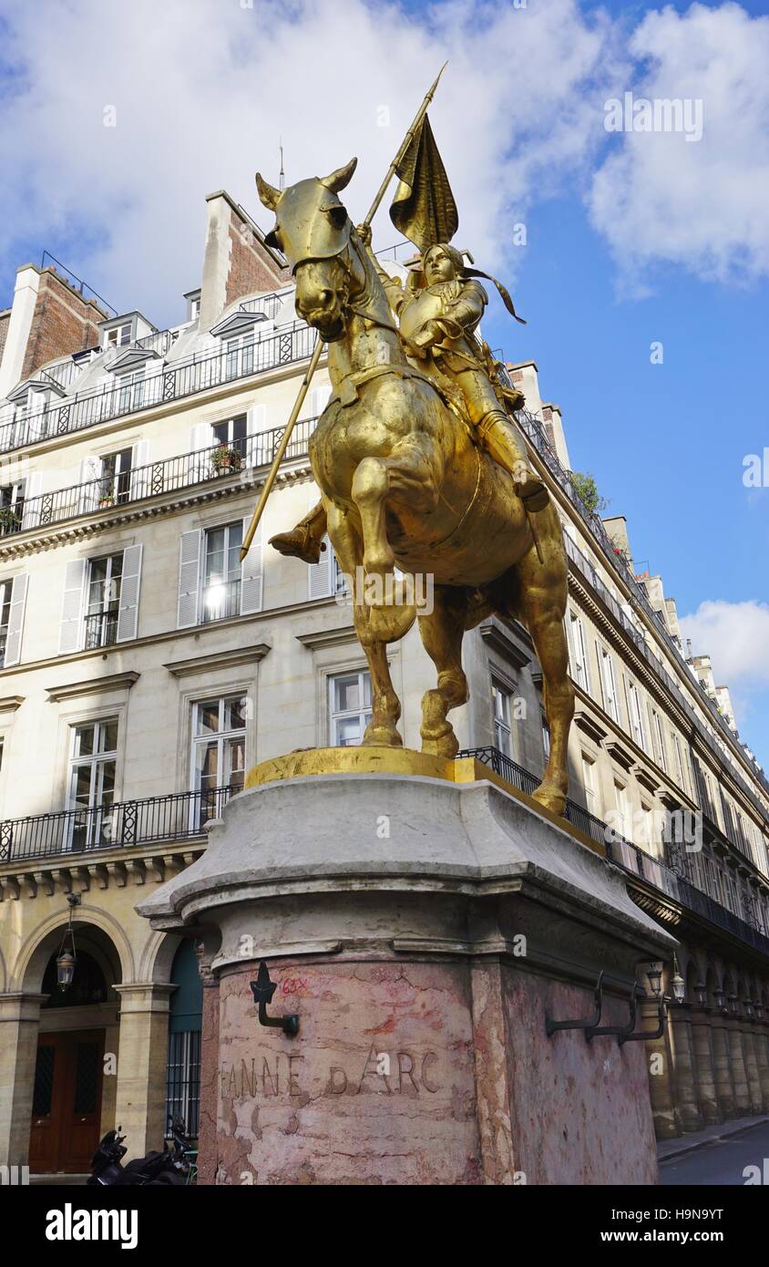 Il bronzo dorato statua di Jeanne d'Arc sulla Place des Pyramides a Parigi, Francia Foto Stock