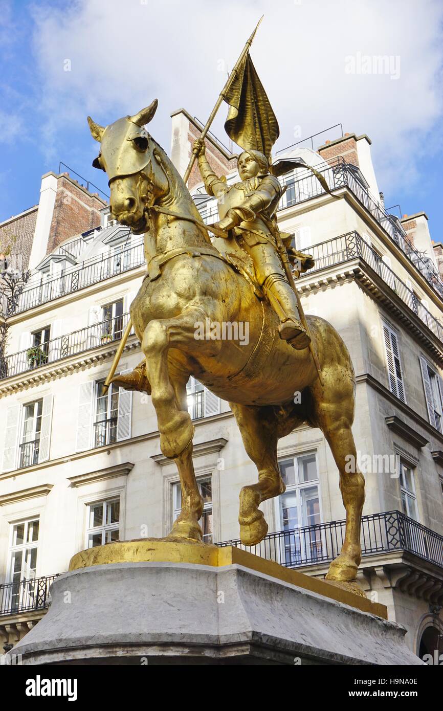 Il bronzo dorato statua di Jeanne d'Arc sulla Place des Pyramides a Parigi, Francia Foto Stock