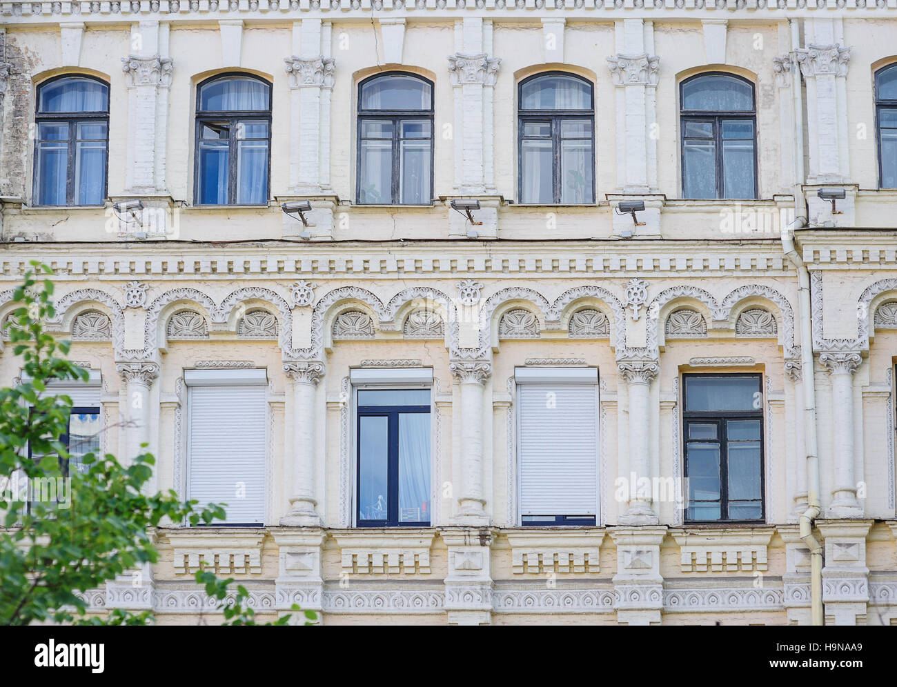 Edificio storico con finestre e colonne Foto Stock