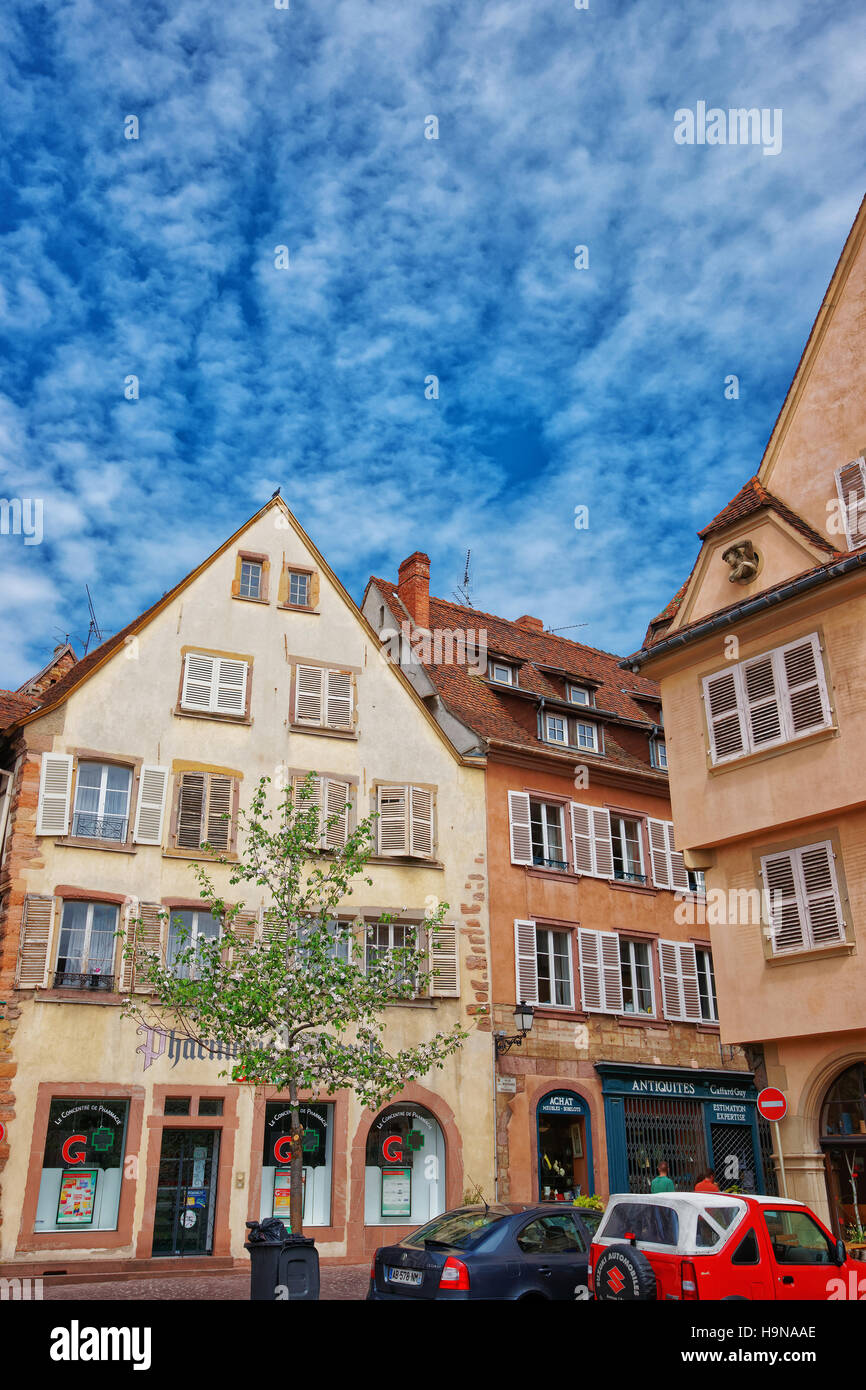 Colmar, Francia - 1 Maggio 2012: Maison Pfister e altri legni colorati framing case sulla Rue des Marchands Street a Colmar, Haut Rhin in Alsazia, di F Foto Stock