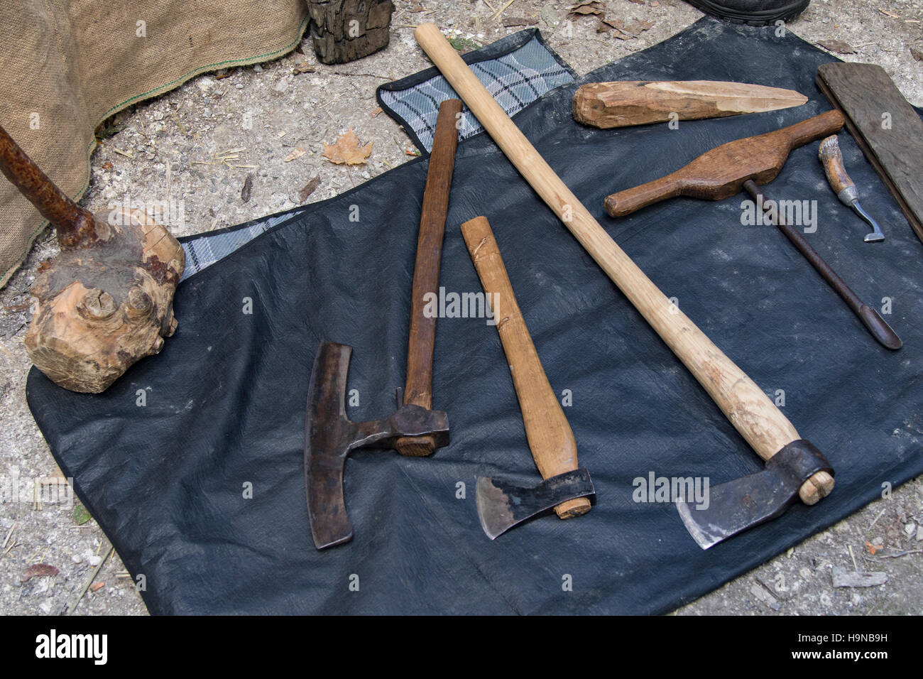 Tradizionali di lavorazione del legno e la creazione di strumenti Foto Stock