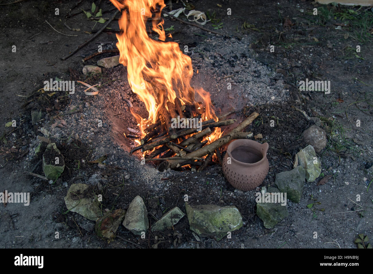 Fuoco di legno con fatto a mano in ceramica Foto Stock