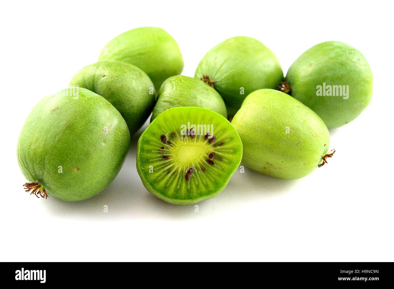 Hardy kiwi isolato Foto Stock