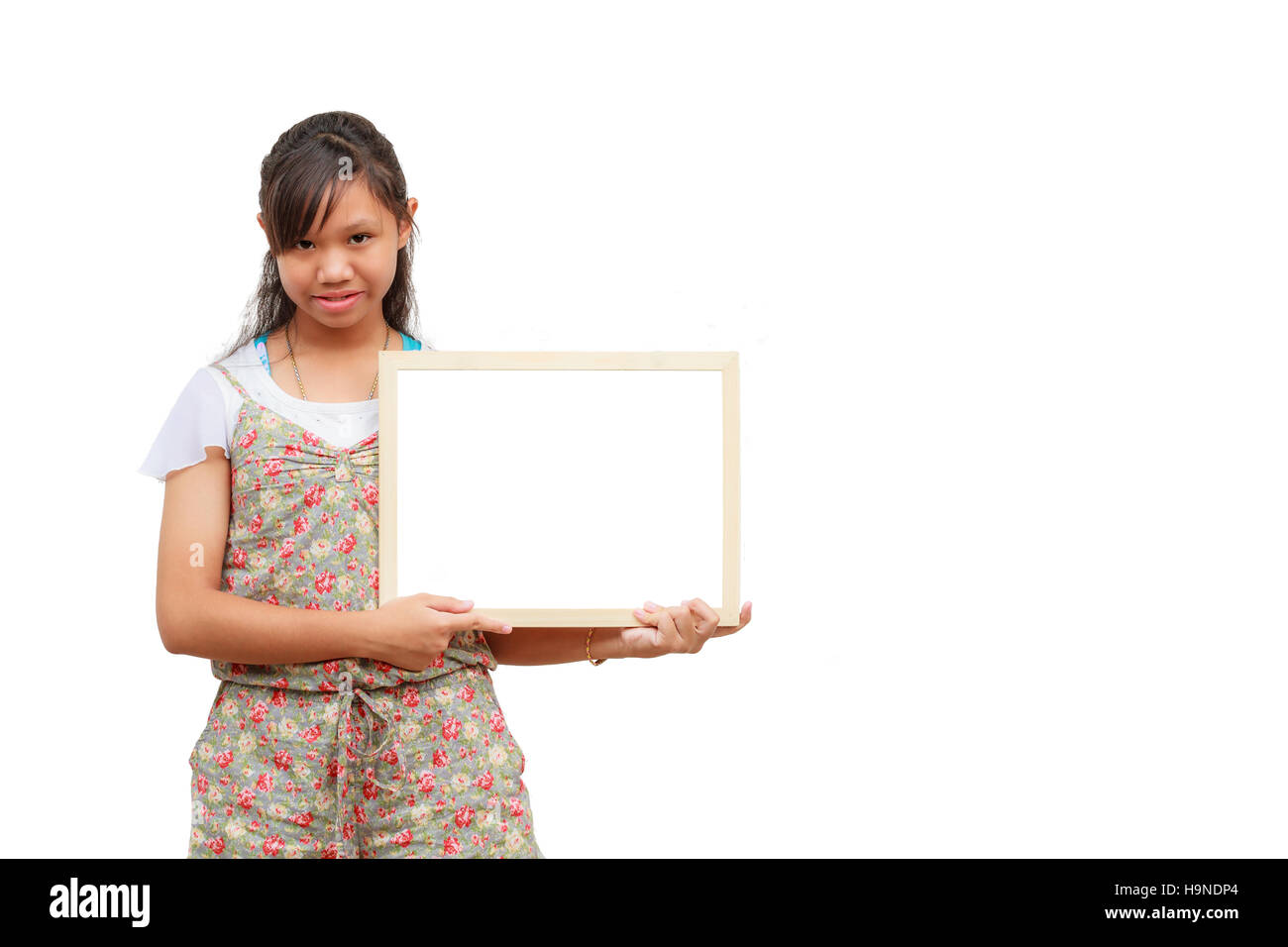 Asian thailandia Sorriso ragazza tenendo blank board, isolato su sfondo bianco con copia spazio. Scheda con sbozzato può aggiungere il testo o altri. ritaglio di pa Foto Stock