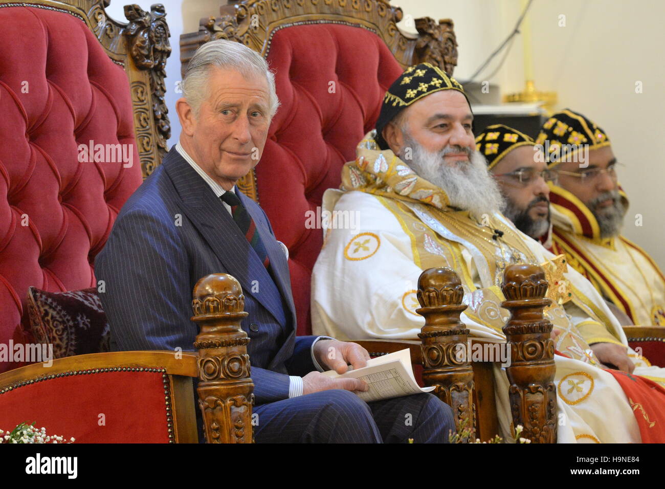 Il Principe di Galles si siede accanto al Patriarca Ignazio Aphrem durante la consacrazione della nuova san Tommaso cattedrale, Siriaca ortodossa, nella zona ovest di Londra. Foto Stock