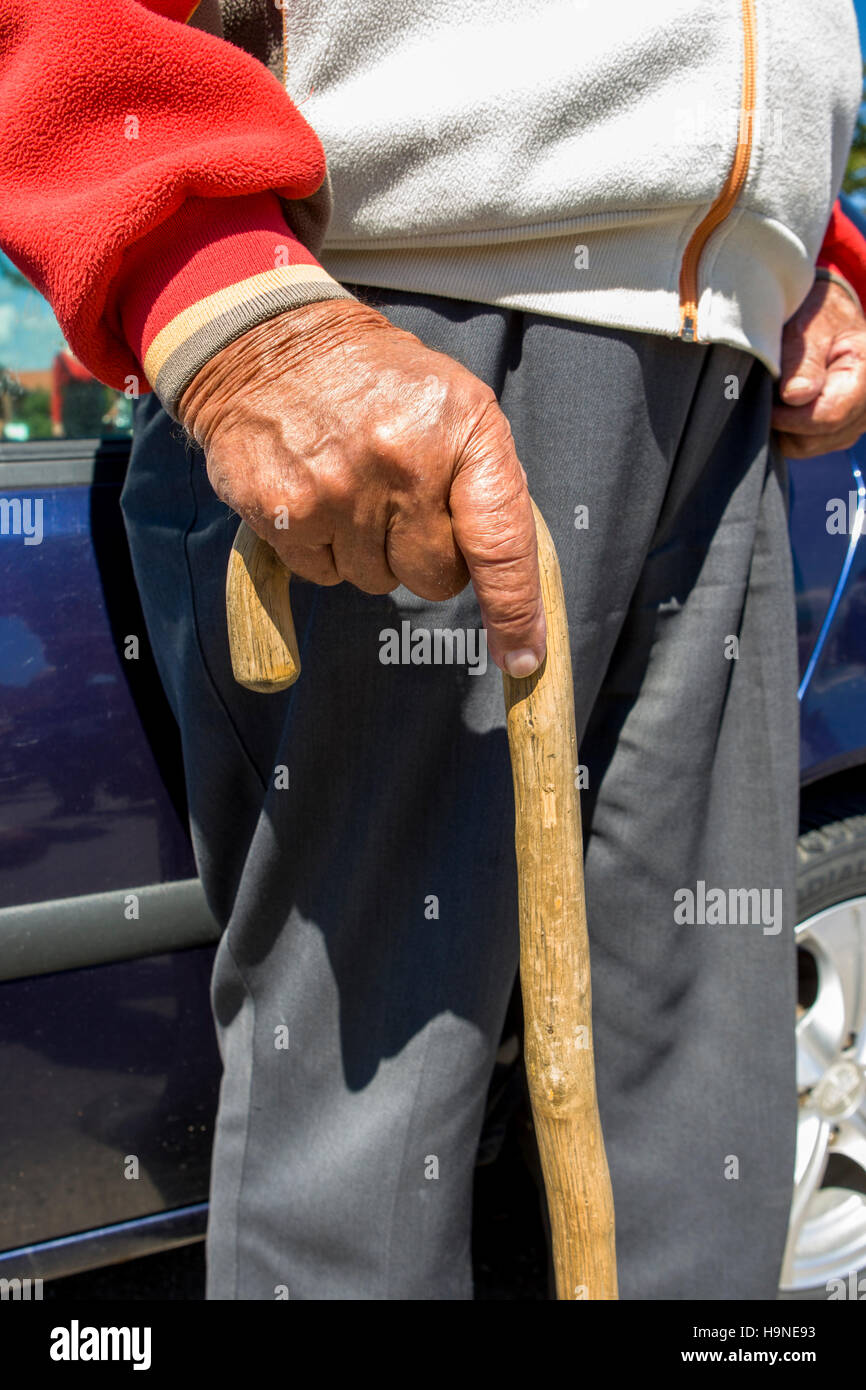 Un uomo vecchio con una canna da zucchero Foto Stock