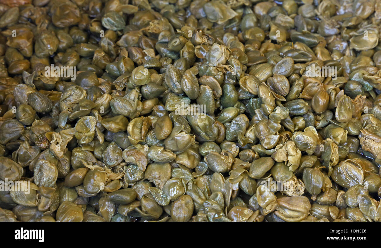 Decapato verde piccoli capperi (boccioli di fiori) close up sfondo, al mercato retail display, ad alto angolo di visione Foto Stock