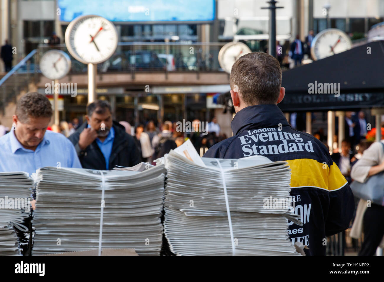 London, Regno Unito - 21 settembre 2016 - Distribuzione dell'Evening Standard giornale gratuito in Canary Wharf Foto Stock