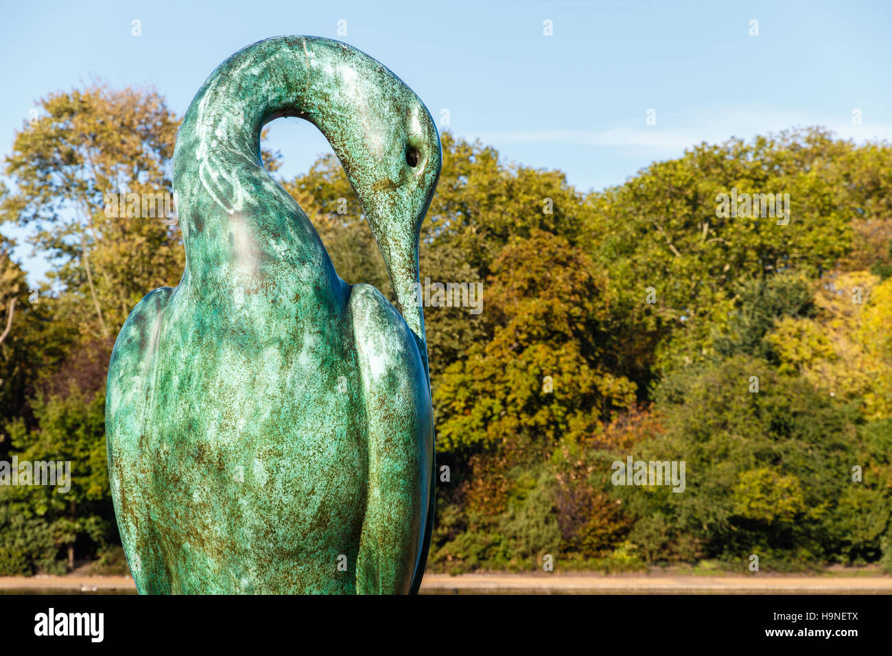 Isis scultura in bronzo sulla banca del lago a serpentina in Hyde Park Foto Stock