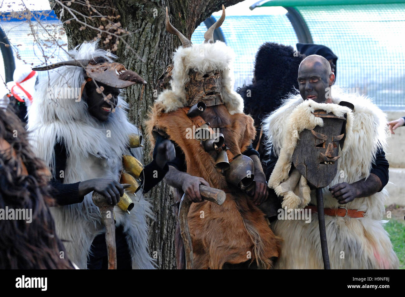 Maschera tradizionale della Sardegna, che partecipa alla sfilata al carnevale di Laconi, Sardegna, Italia Foto Stock