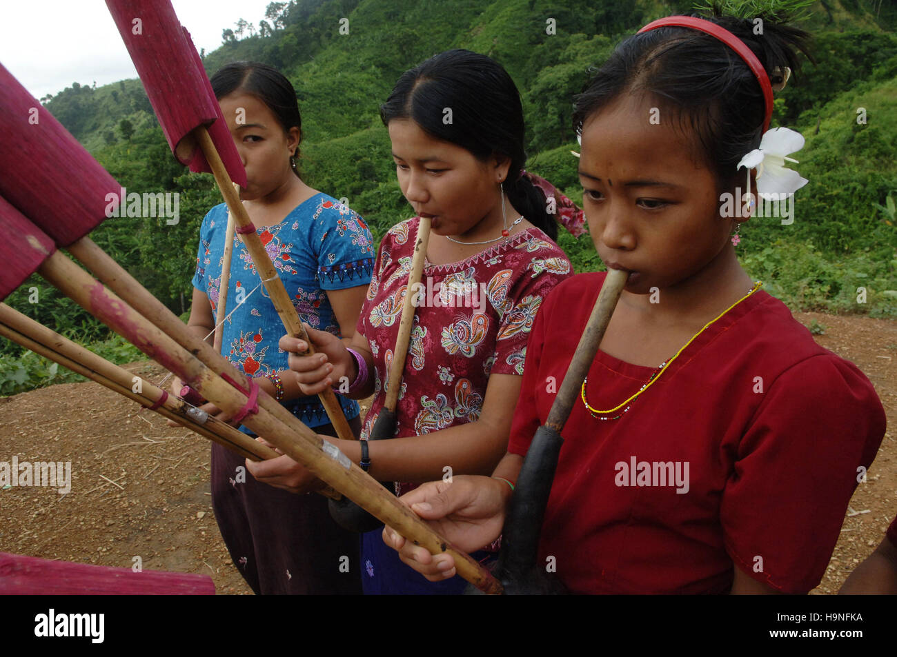 Un gruppo di ragazze tribali suonare il flauto tradizionale nel distretto di Bandarban in Chittagong, Bangladesh Foto Stock