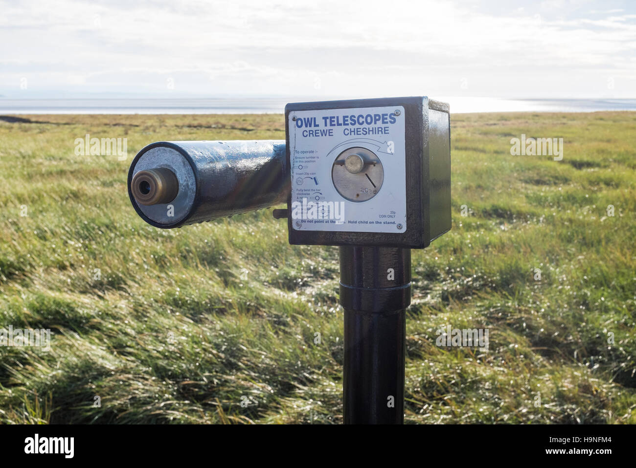 Telescopio per uso pubblico per la ricerca a Morecambe Bay da Grange-over-Sands nel South Lakeland in Cumbria Foto Stock