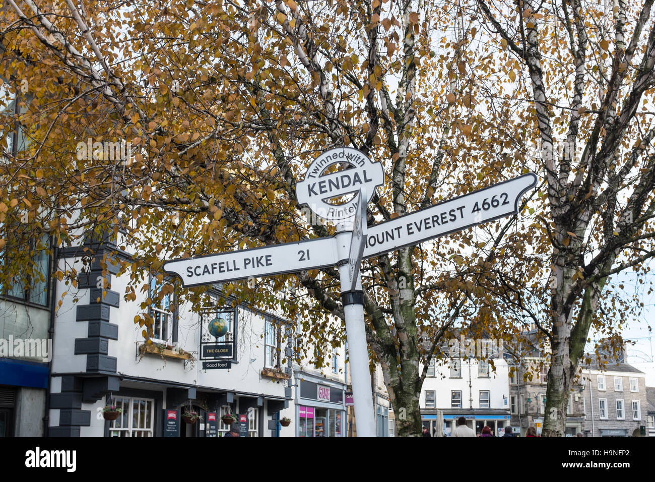 Cartello in Kendal town center con distanze Scafell Pike e Mount Everest Foto Stock