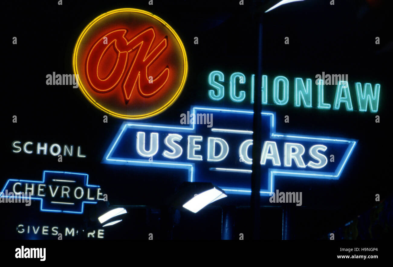 Insegne al neon per auto usate molto su La Brea Ave. in Hollywood, CA circa settanta Foto Stock