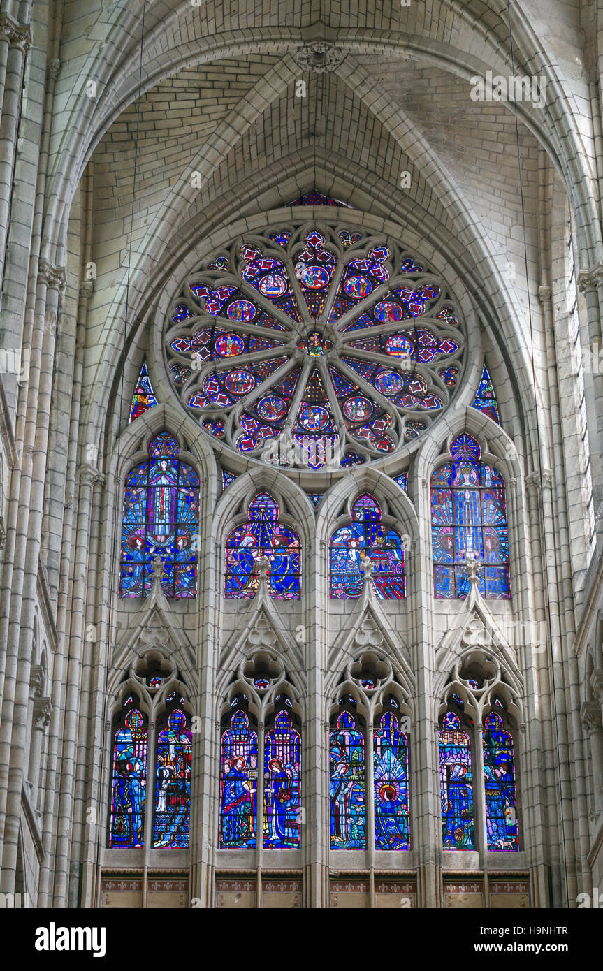 Finestra di vetro colorato nella cattedrale di St Gervais e St Protais, Soissons, dipartimento Aisne, Picardia, Francia, Europa Foto Stock