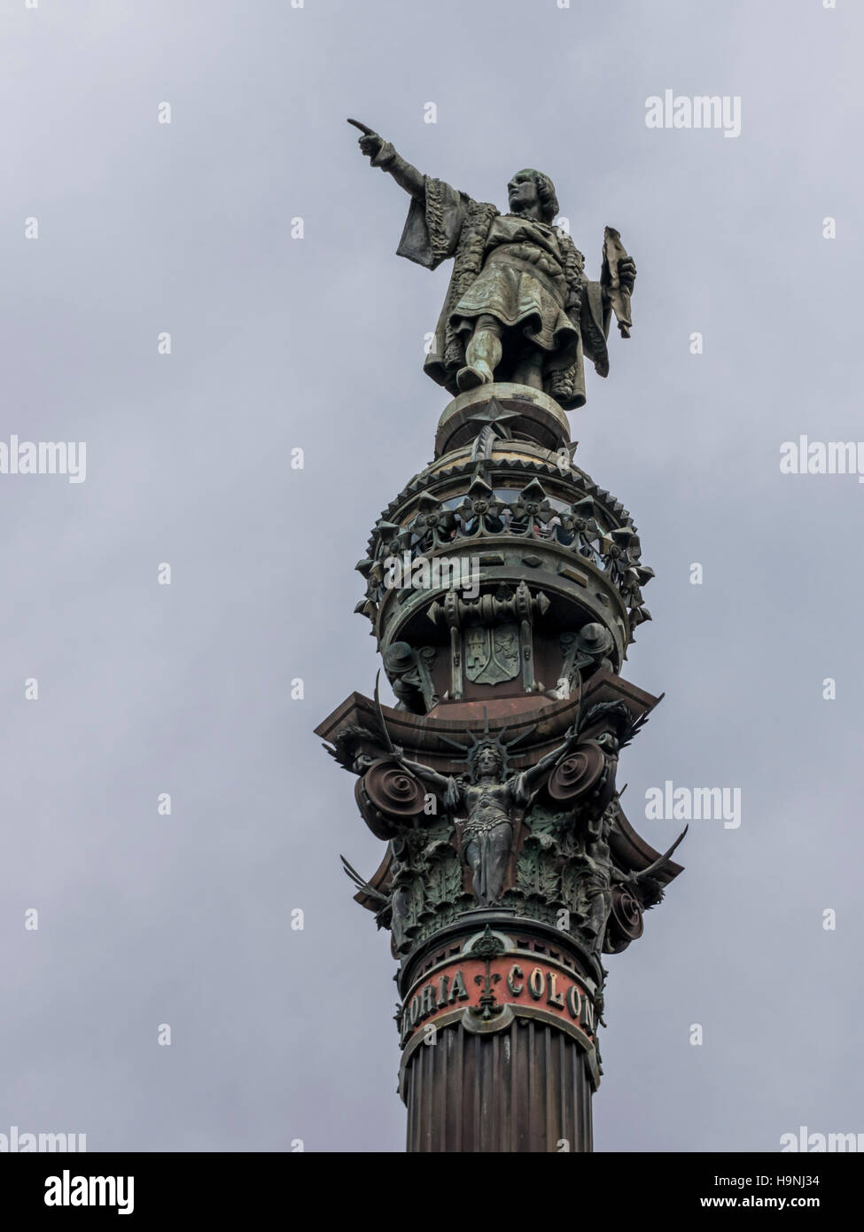 Statua di Cristoforo Colombo sulla parte superiore di una colonna di Barcellona, in Catalogna, Spagna. Foto Stock