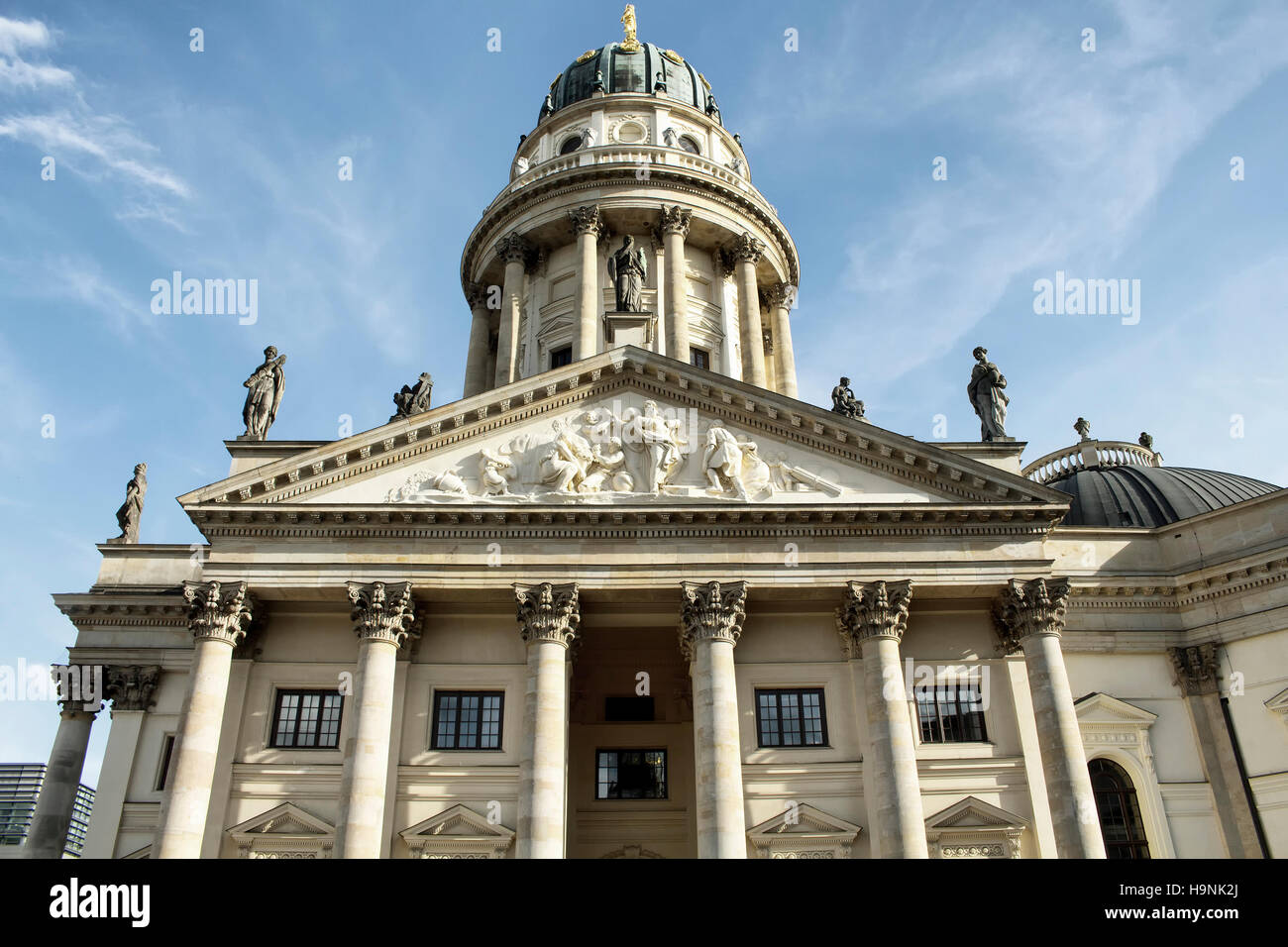 Vista dal basso della Cattedrale tedesca in Gendarmenmarkt Berlin. Xviii secolo struttura comprendente visualizza sulla democrazia parlamentare del tedesco Bunde Foto Stock