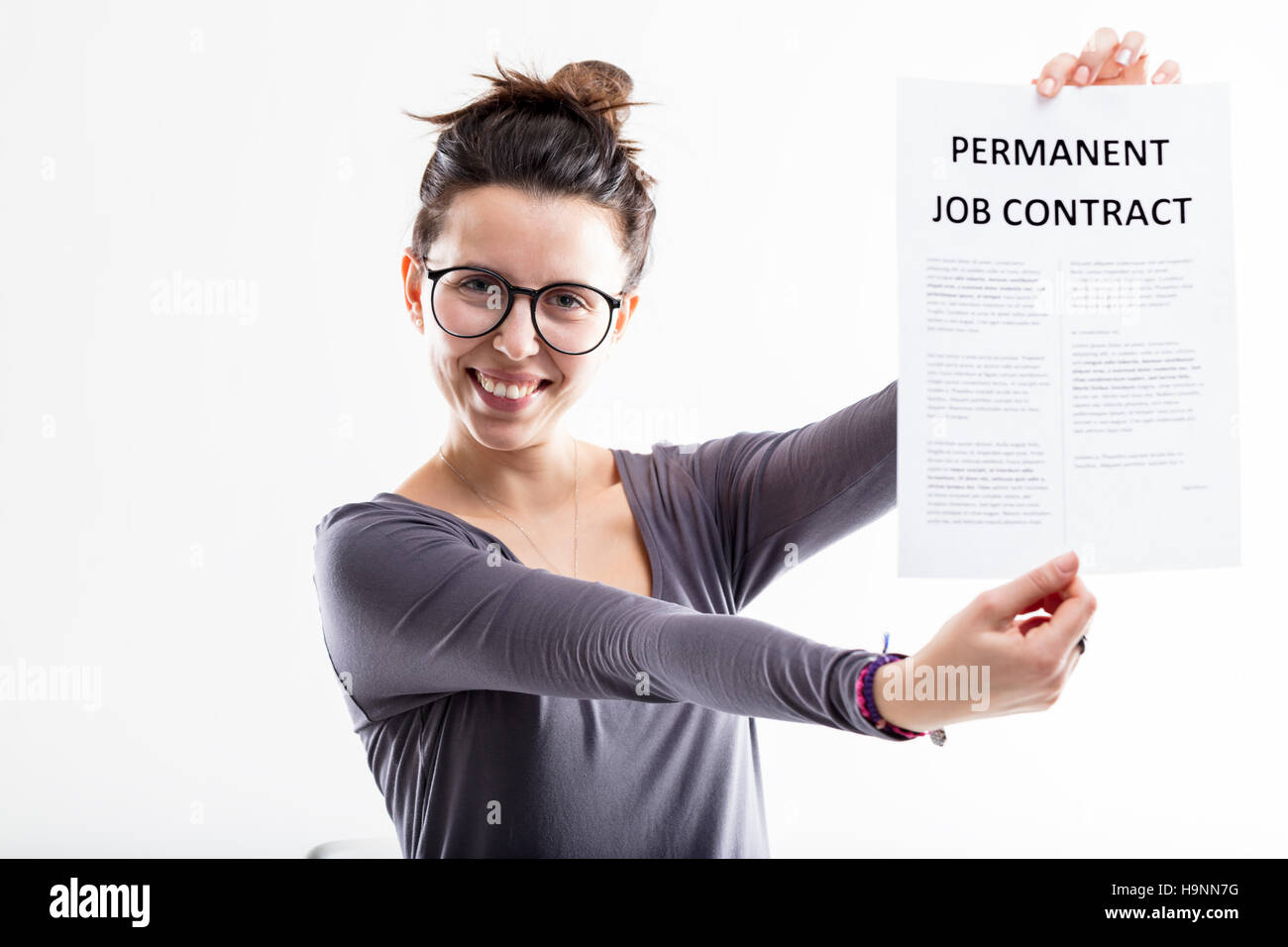 Donna felice in mostra il suo permanente del contratto di lavoro Foto Stock