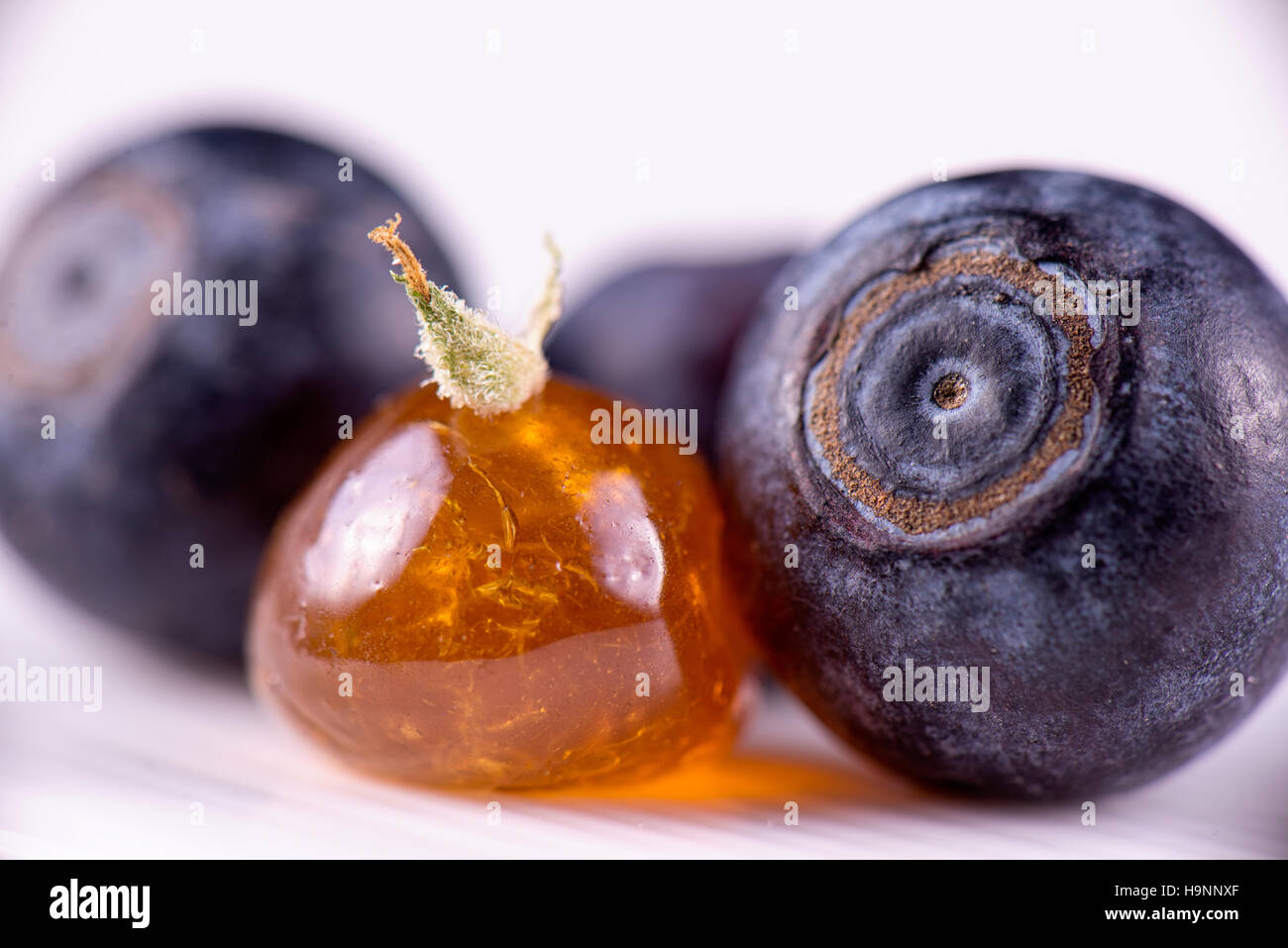 Close up dettaglio della marijuana concentrato di olio aka frantumare su una piastra con con mirtilli Foto Stock