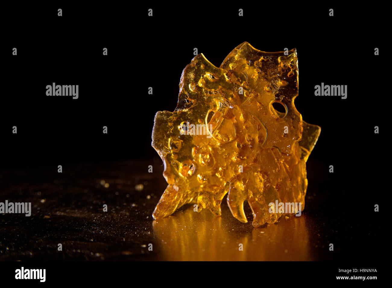 Close up dettaglio della marijuana concentrato di olio aka frantumare isolati su sfondo nero Foto Stock