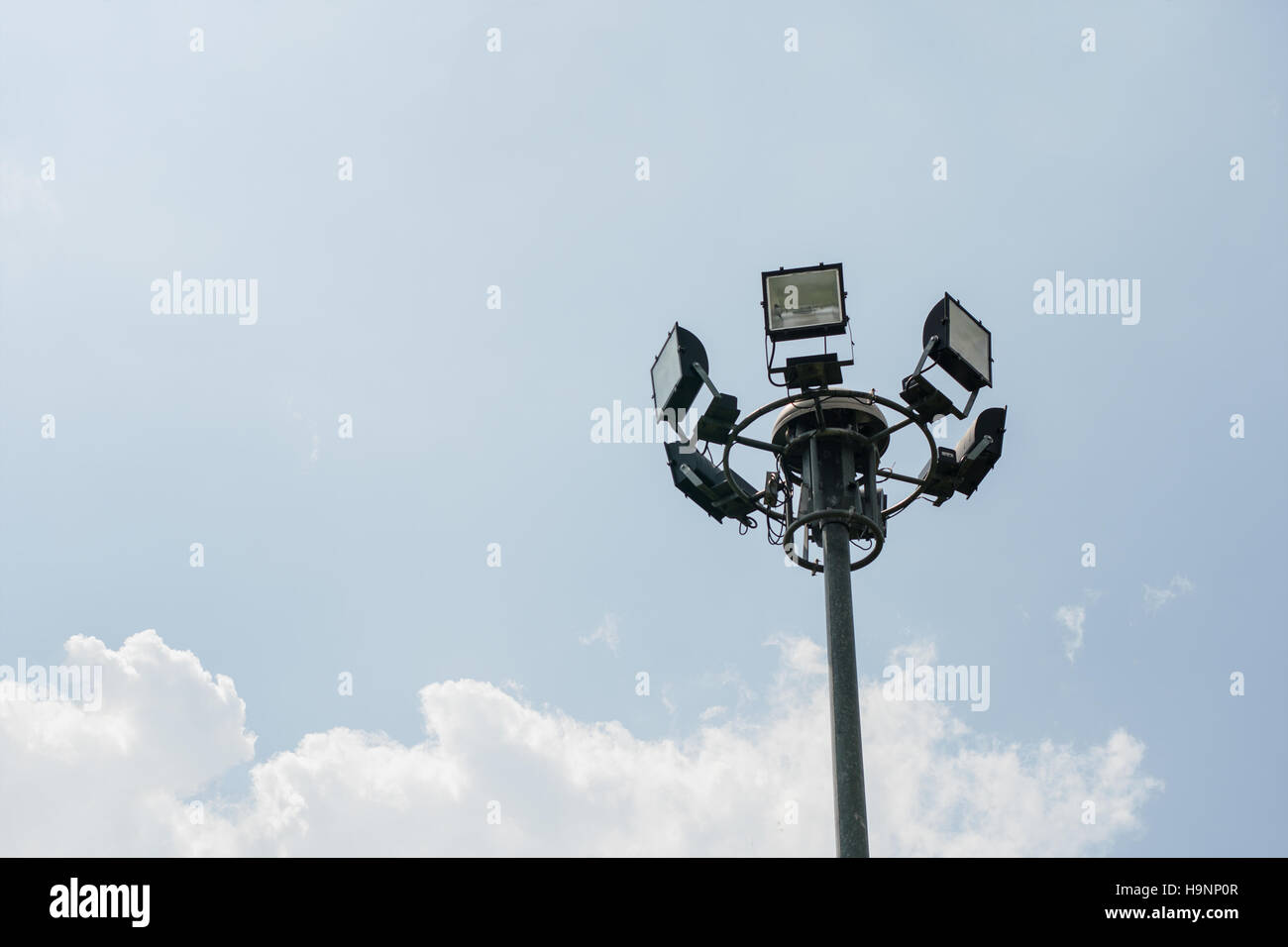 Luce per impianti sportivi e cielo blu. Foto Stock