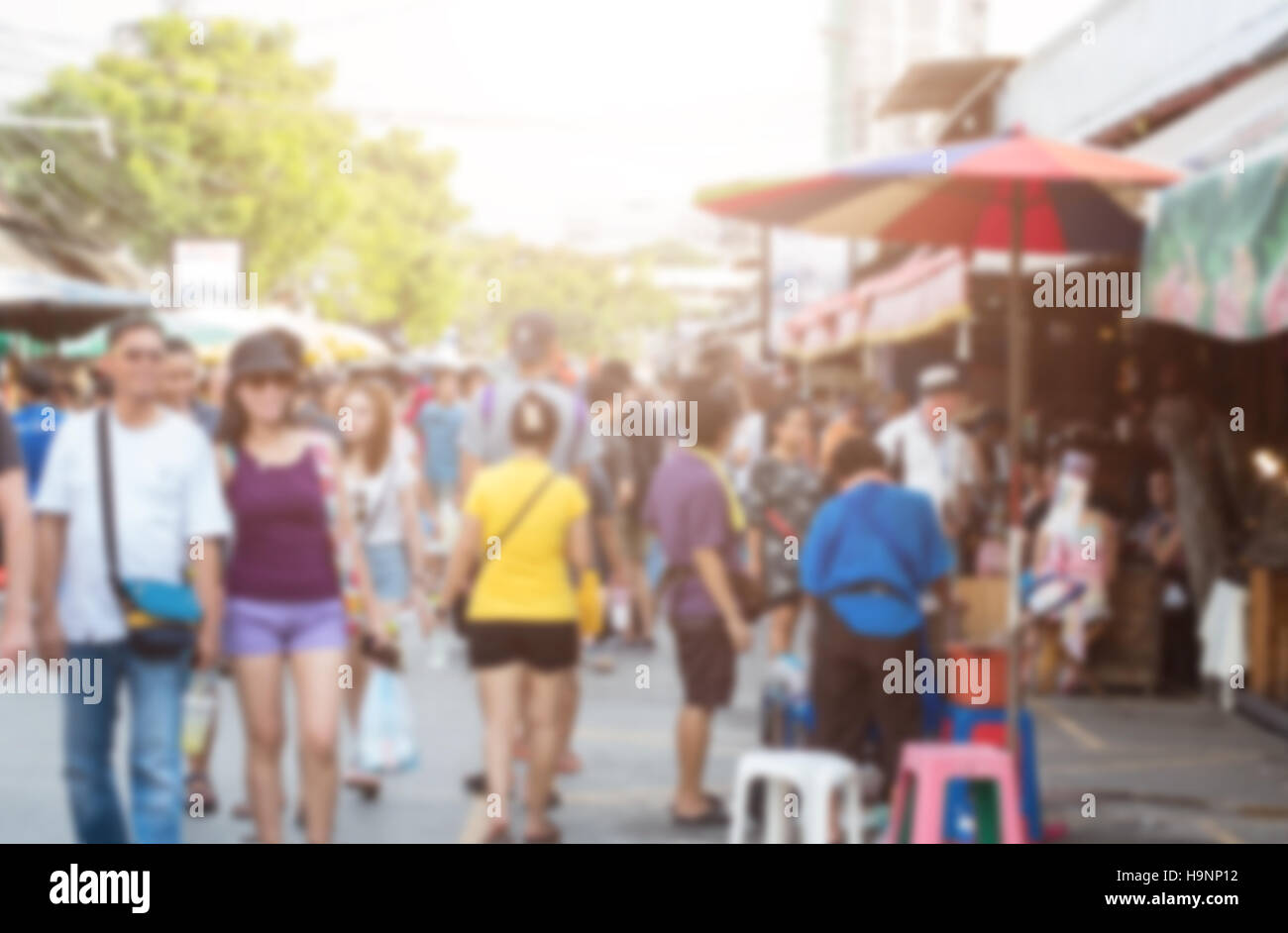 Luce offuscata la gente a piedi nella strada pedonale a Bangkok, Tailandia. Foto Stock