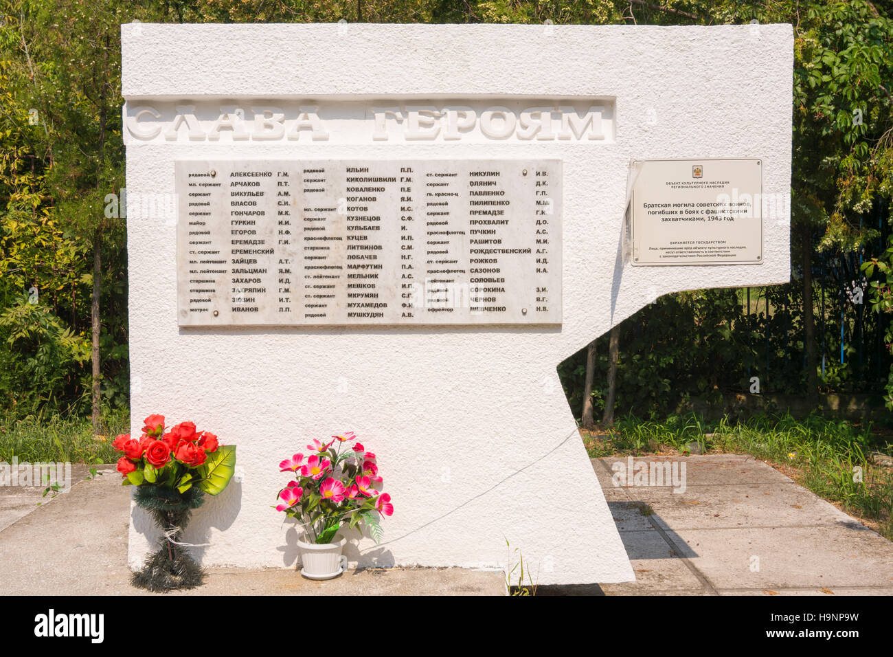 Anapa, Russia- Agosto 28, 2016: Memorial con la lista della fossa comune di soldati sovietici che morì durante la liberazione del villaggio da invad Foto Stock