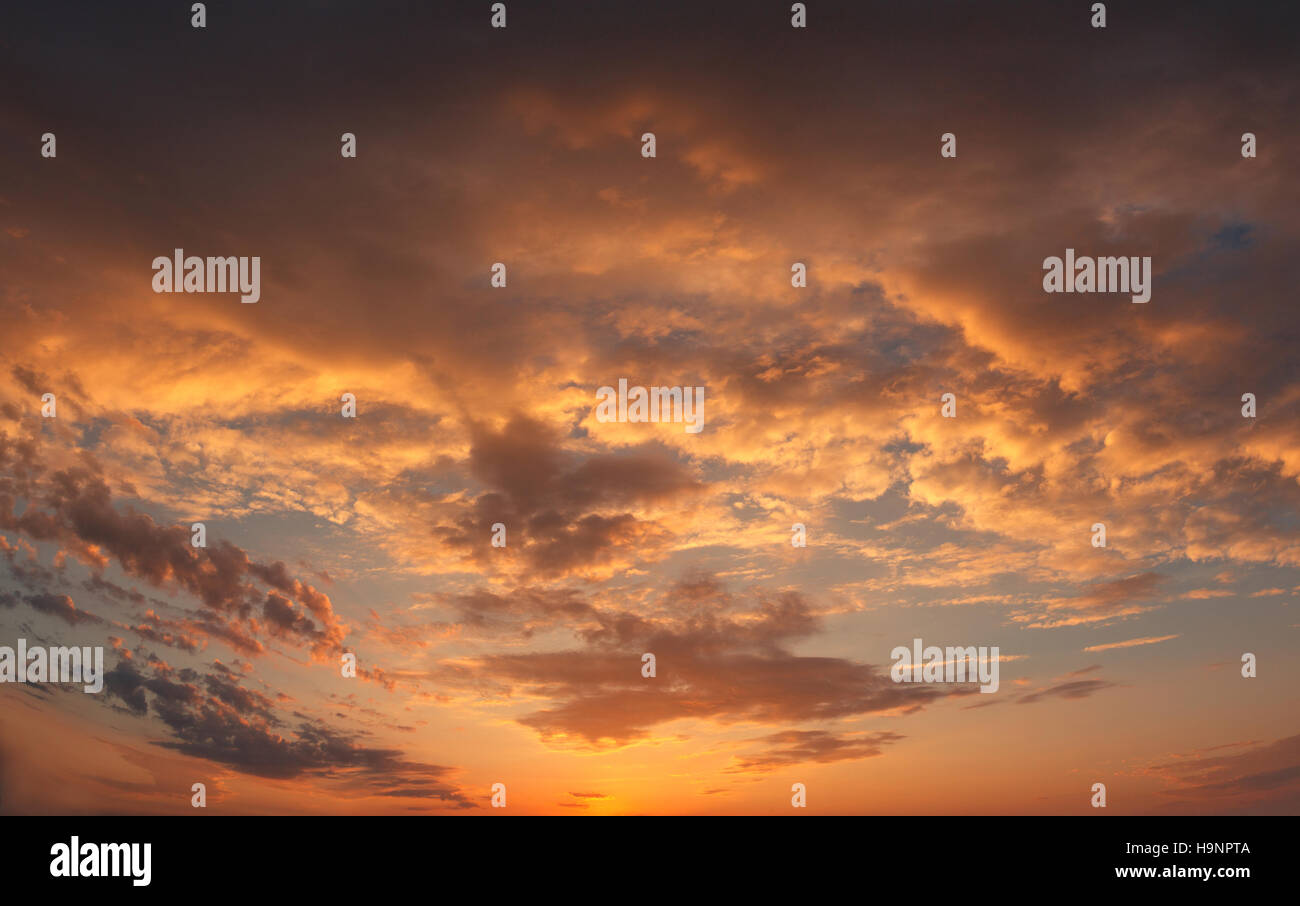 Tramonti, nuvola gialla nella luminosa del sole serale, paesaggio Foto Stock