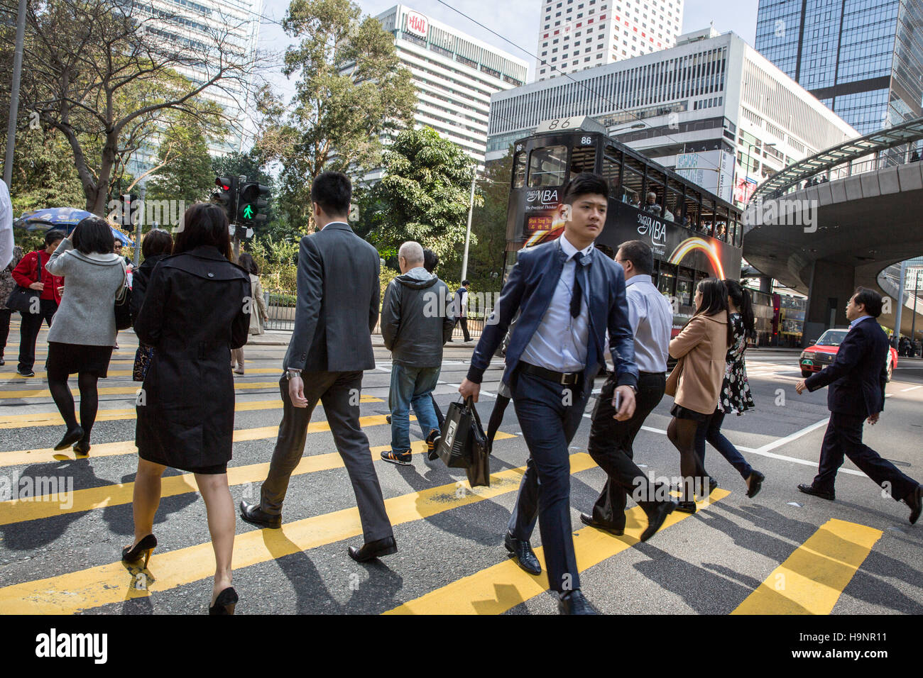 Cina, Hong Kong, centrale e trafficata strada Foto Stock