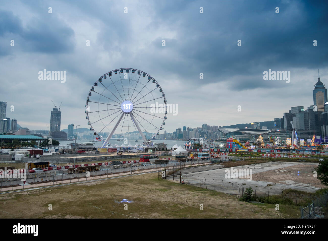 Rendering HDR della skyline di Hong Kong presso il centro cittadino di molo centrale affacciato sul Porto Victoria Foto Stock