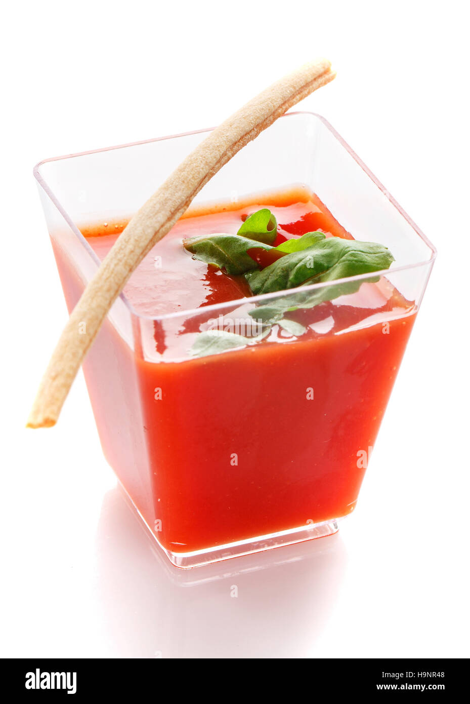 Il succo di pomodoro in un bicchiere su sfondo bianco Foto Stock
