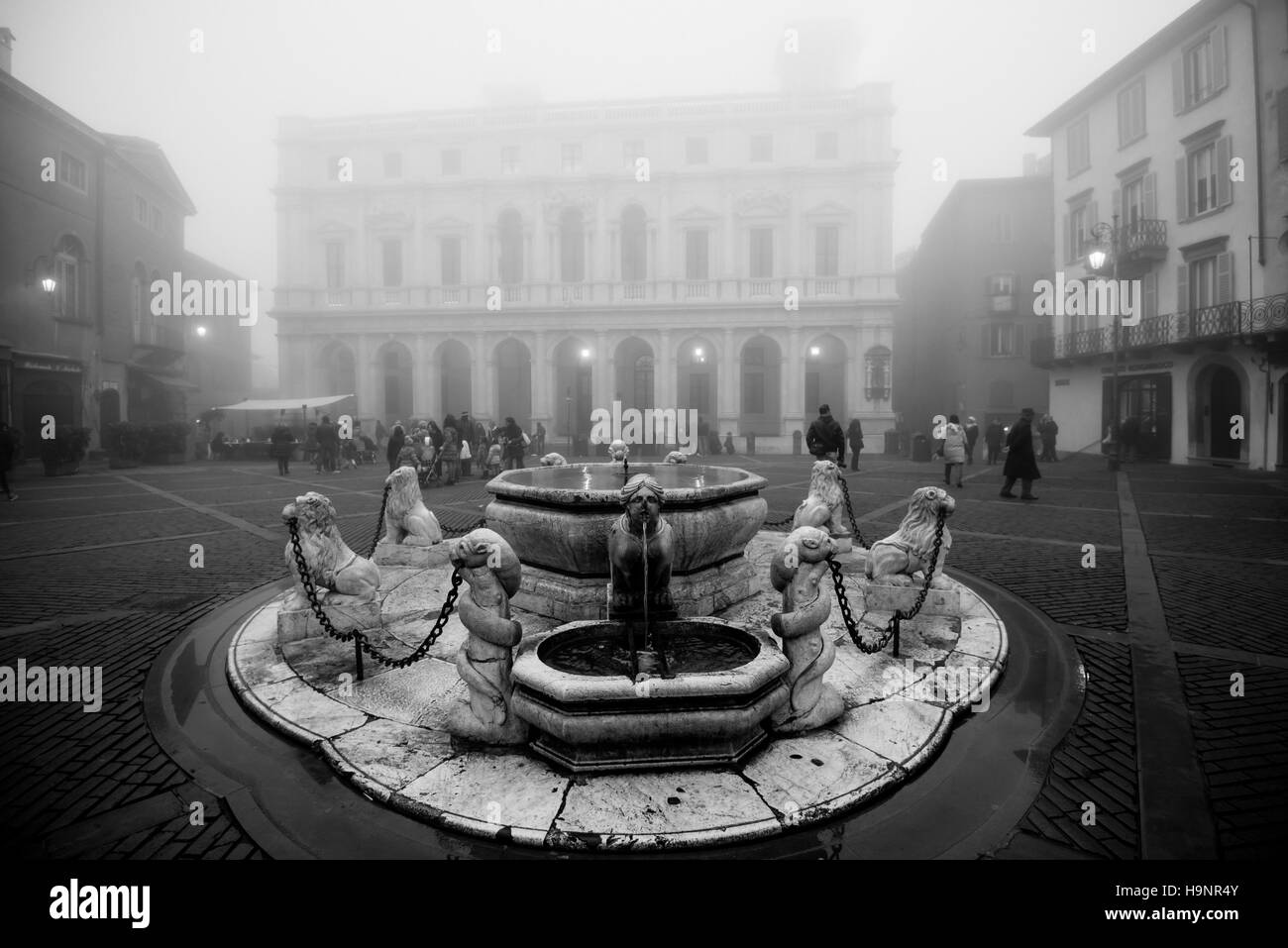 Bergamo città vecchia 'Città Alta' Italia in un nebbioso giorno - Piazza Vecchia ( Vecchia Piazza ) Foto Stock
