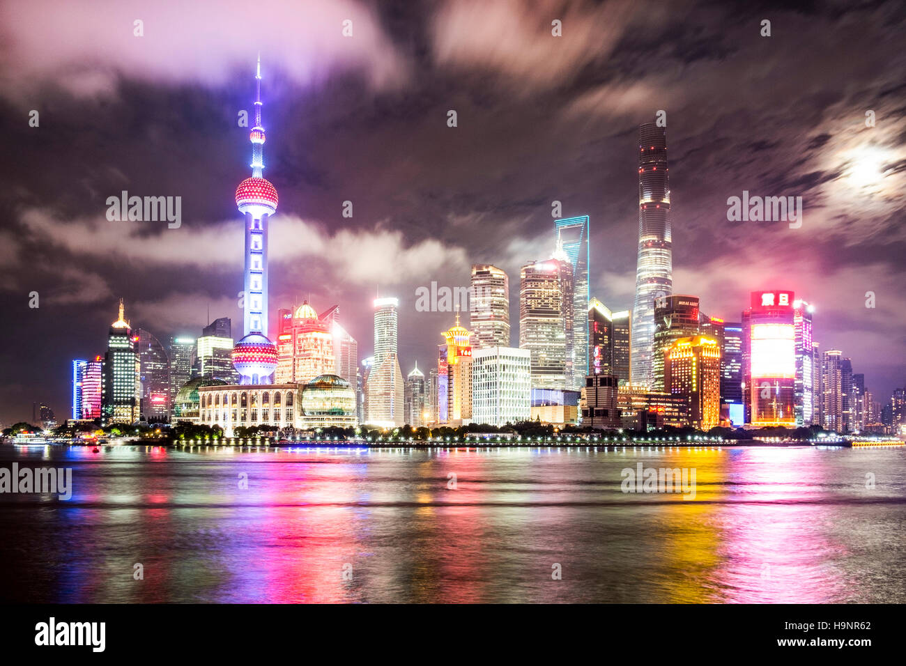 Lo skyline di Shanghai visto oltre il Fiume Haungpu Cina Foto Stock