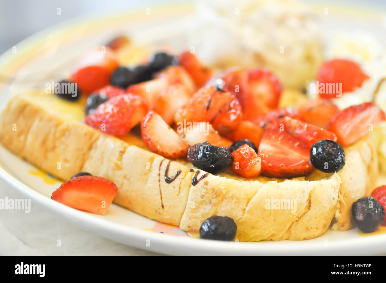 Toast alla francese con fragola e mirtillo Foto Stock