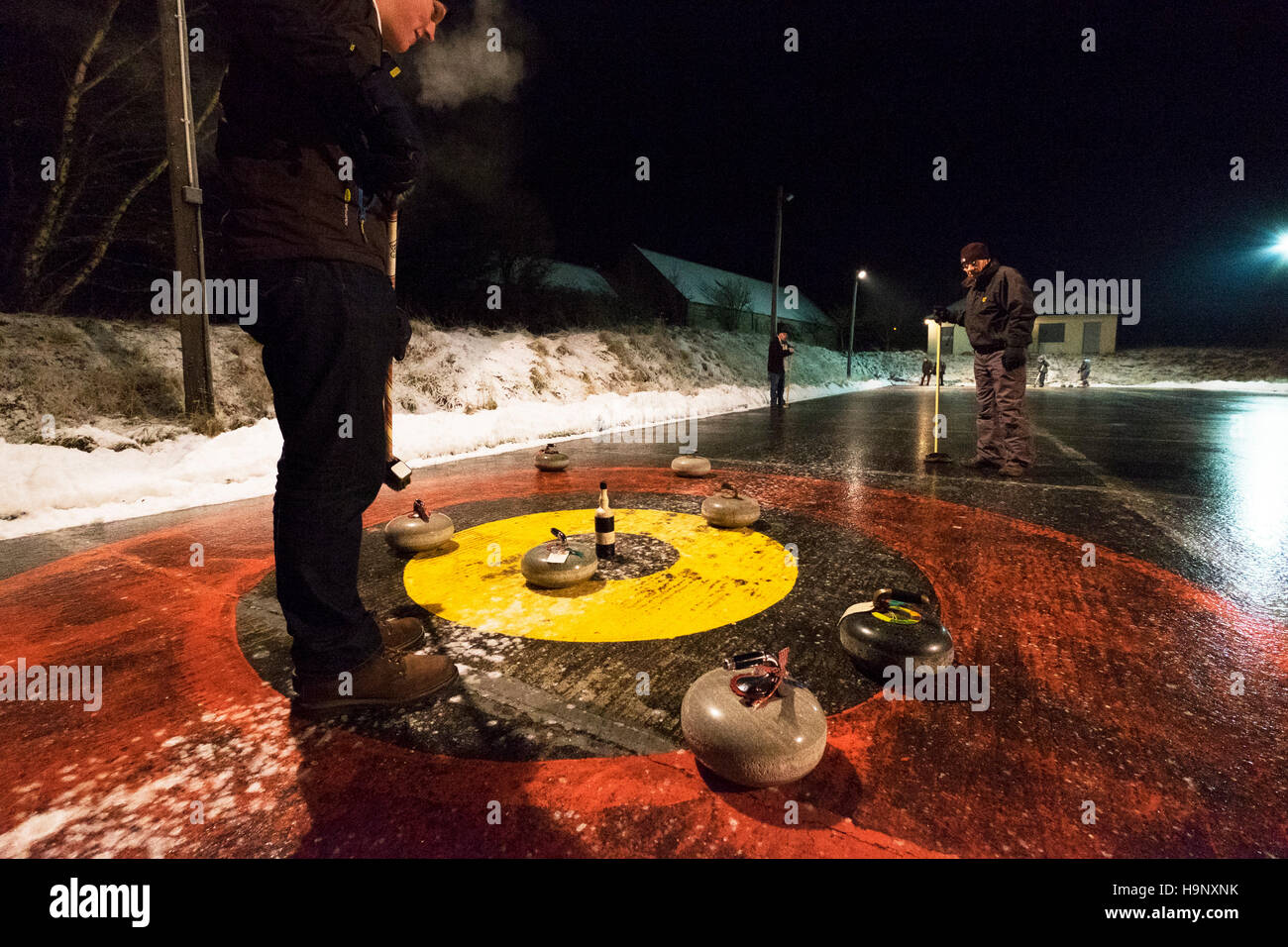 Curling all'aperto a Muir of Ord highlands scozzesi Foto Stock