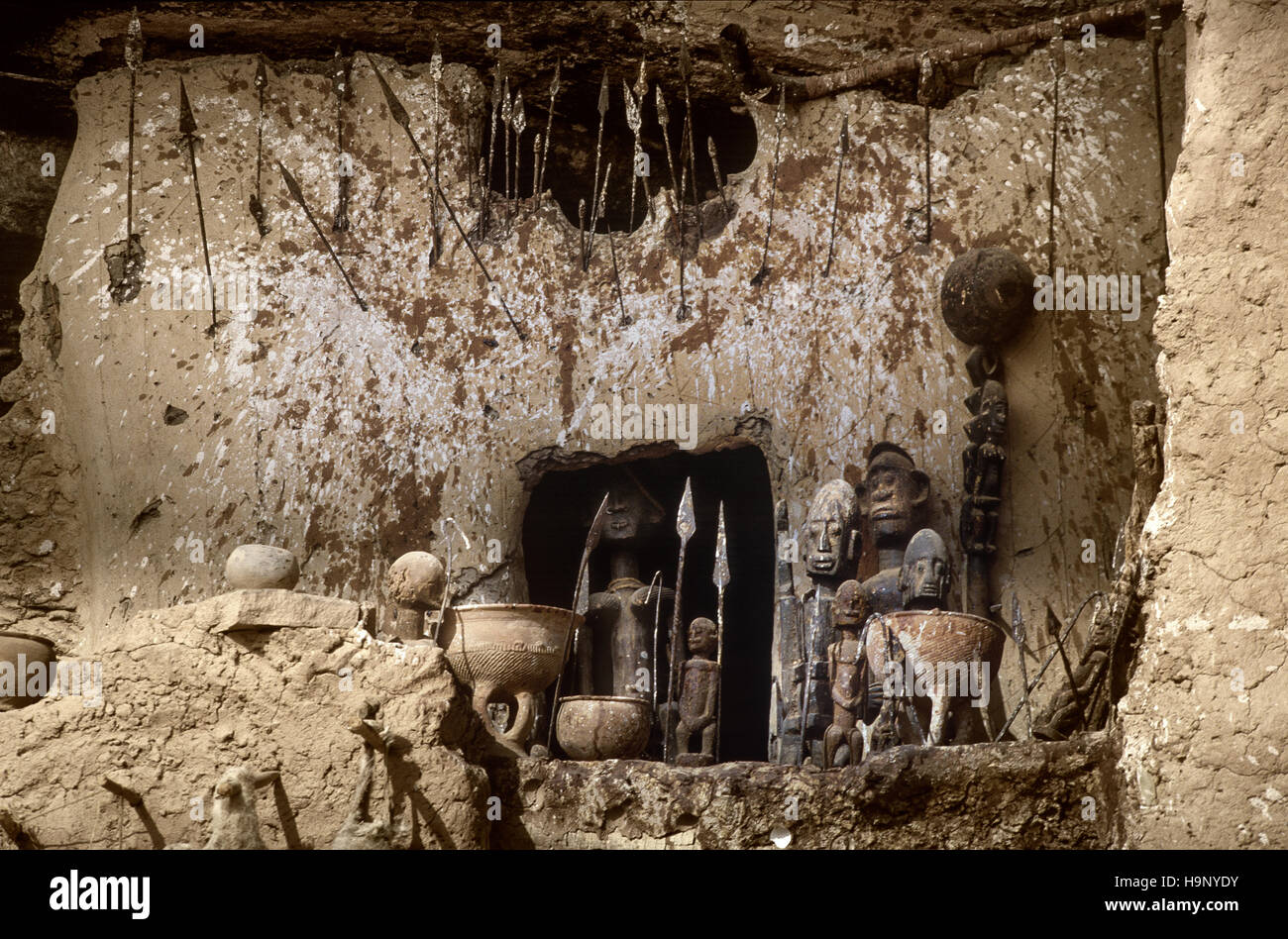 Gommo, Mali, Africa - Gennaio 26, 1992: villaggio Dogon, tipico degli edifici di fango con pelli di animali nel tempio animisti e le stalle per i cereali Foto Stock