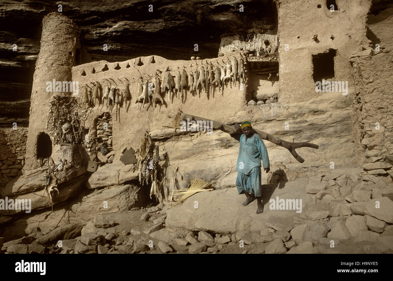 Gommo, Mali, Africa - Gennaio 26, 1992: villaggio Dogon, tipico degli edifici di fango con pelli di animali nel tempio animisti e le stalle per i cereali Foto Stock