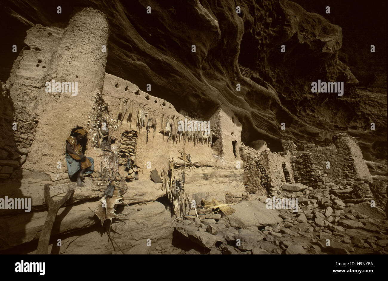 Gommo, Mali, Africa - Gennaio 26, 1992: villaggio Dogon, tipico degli edifici di fango con pelli di animali nel tempio animisti e le stalle per i cereali Foto Stock