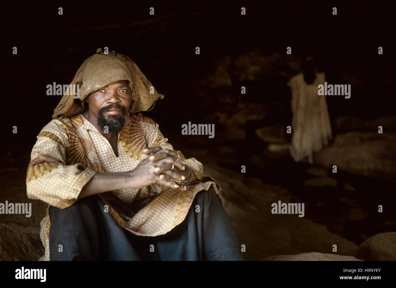 Gommo, Mali, Africa - Gennaio 26, 1992: villaggio Dogon, tipico degli edifici di fango con tempio animisti e le stalle per i cereali, testa di villaggio Foto Stock
