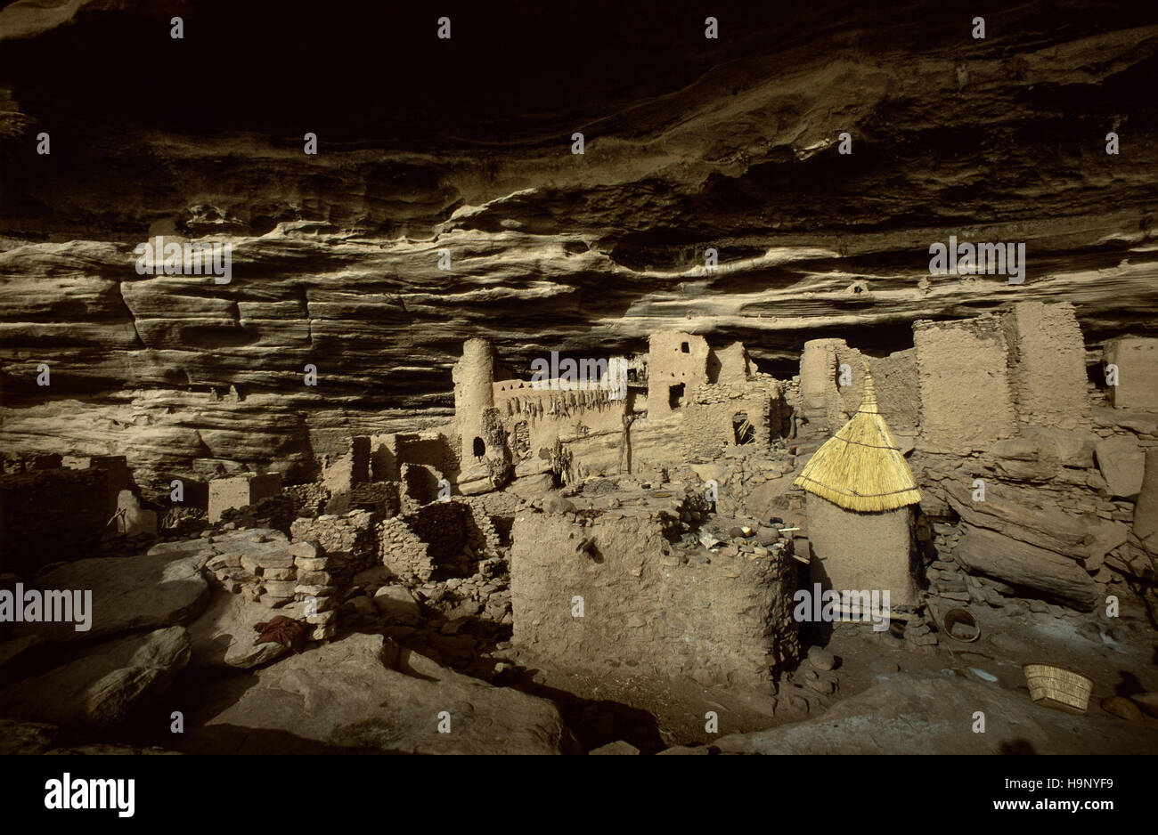 Gommo, Mali, Africa - Gennaio 26, 1992: villaggio Dogon, tipico degli edifici di fango con tempio animisti e le stalle per i cereali, testa di villaggio Foto Stock