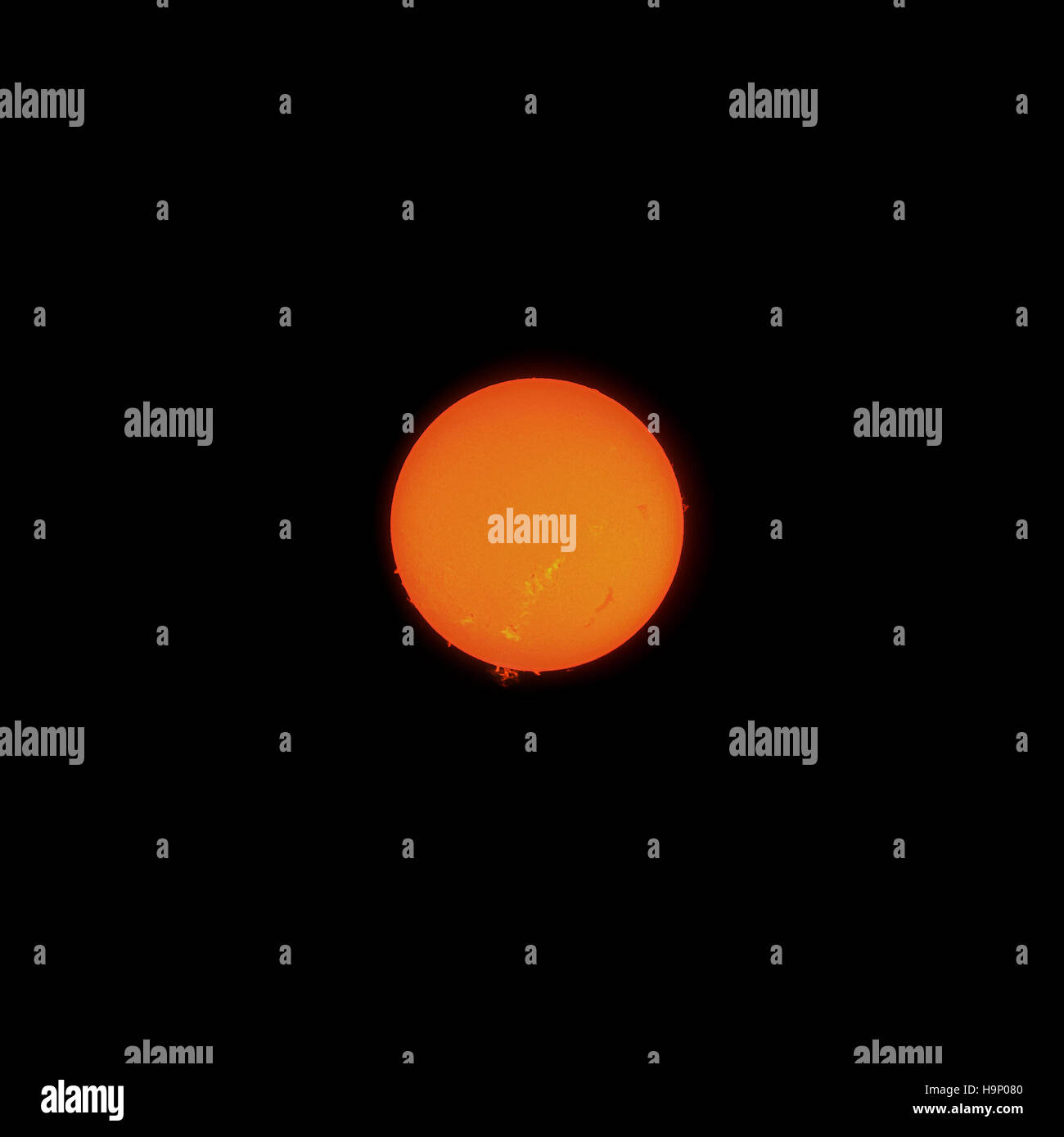 Il sole in h-alfa linea contro lo sfondo nero, preminenza del solare - versione piccola di coronale di espulsione di massa Foto Stock