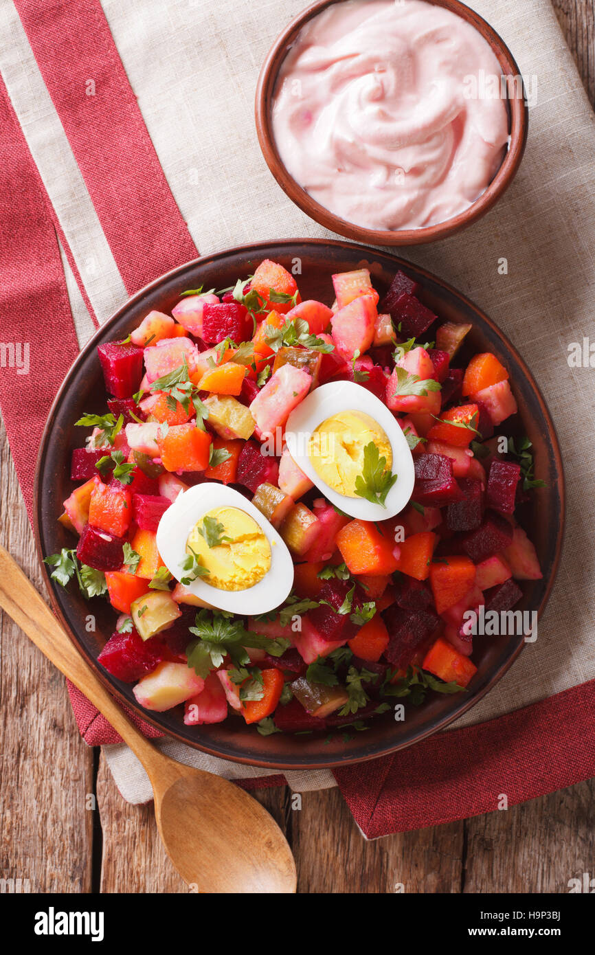 Cucina finlandese: rosolli insalata e salsa alla panna vicino sul tavolo. Vista verticale da sopra Foto Stock