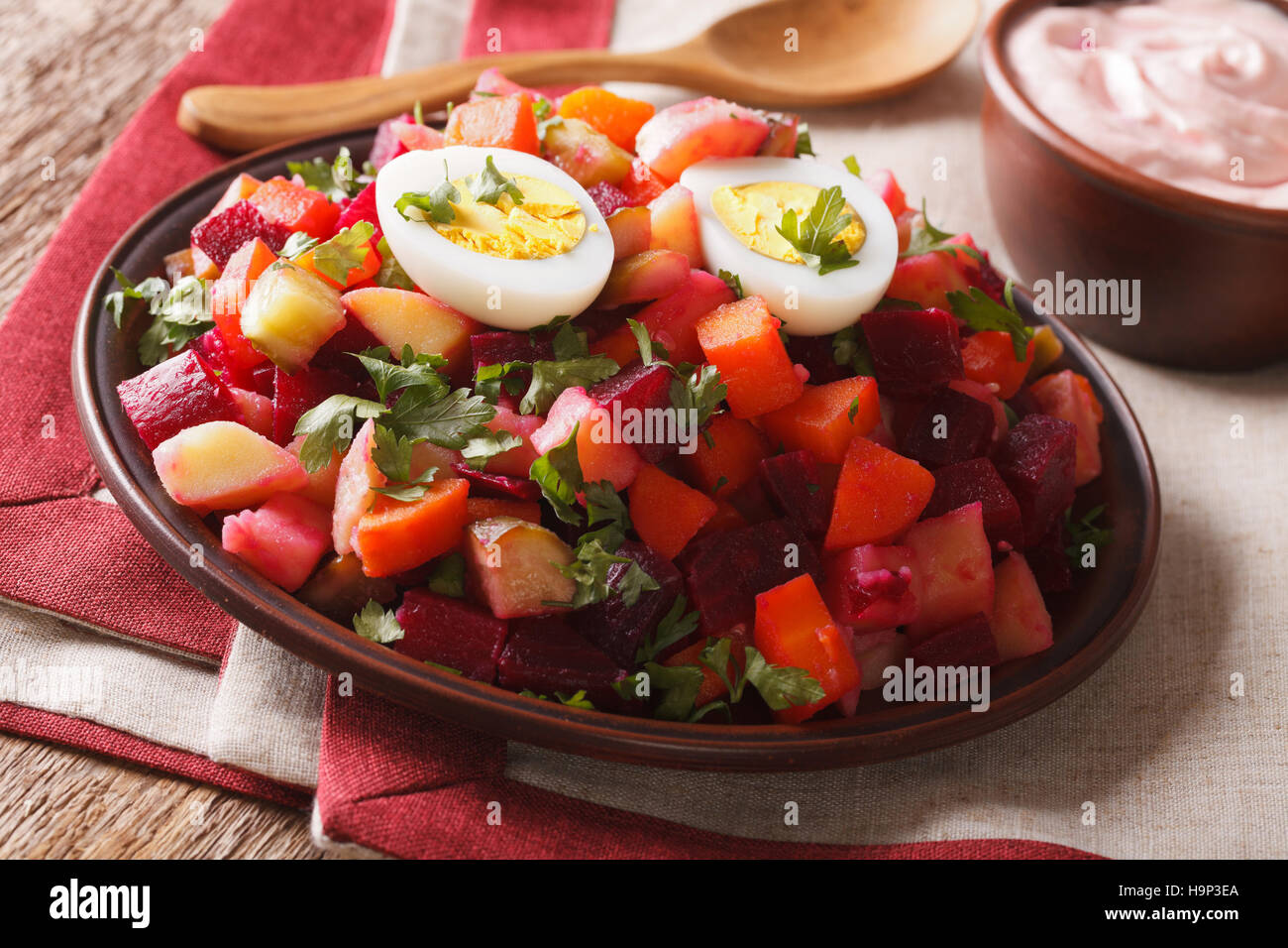 Cucina finlandese: rosolli insalata e salsa alla panna vicino sul tavolo orizzontale. Foto Stock