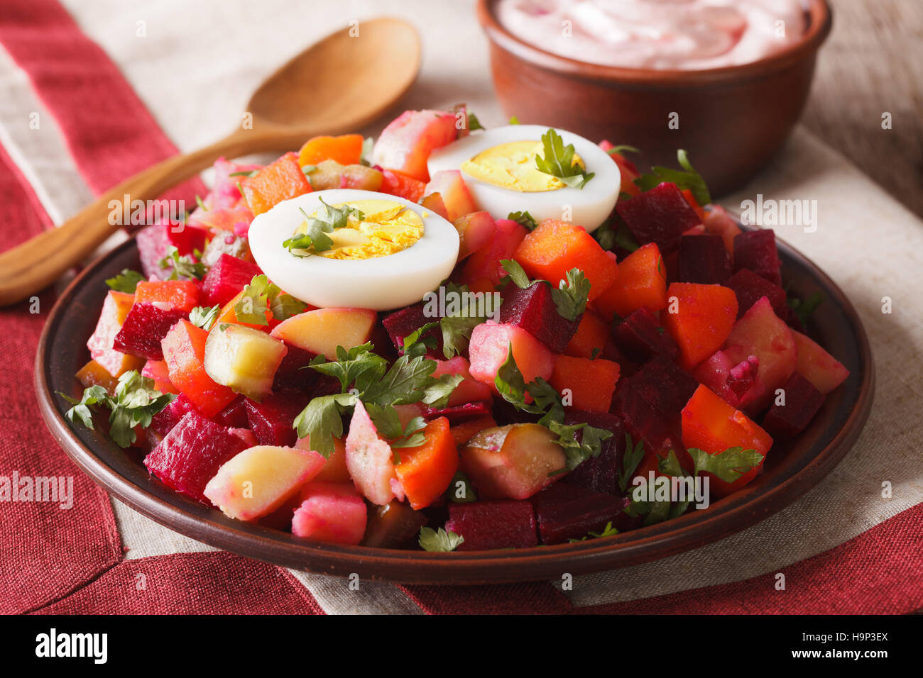 Rosolli finlandese insalata e salsa alla panna vicino sul tavolo orizzontale. Foto Stock
